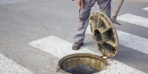 آلية تسليك المجاري بضغط الهواء والماء
