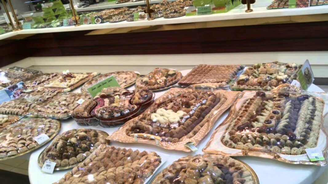 كيكات تخرج سعد الدين مجموعة من الكعكة