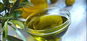 فوائد الزيوت للشعر المتساقط