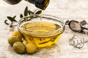 فوائد زيت الزيتون للشعر الابيض