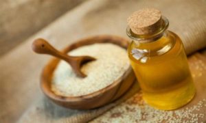 فوائد زيت السمسم للشعر المتساقط