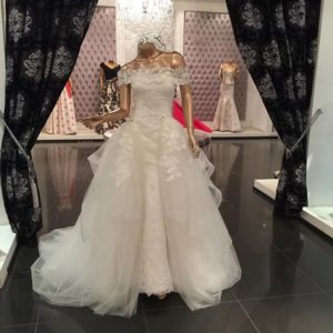 اشهر مصمم فساتين زفاف